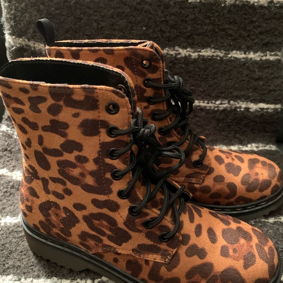 CHARLES ALBERT animal print, lace up boots. NWNT. Size 6. - Picture 6 of 8